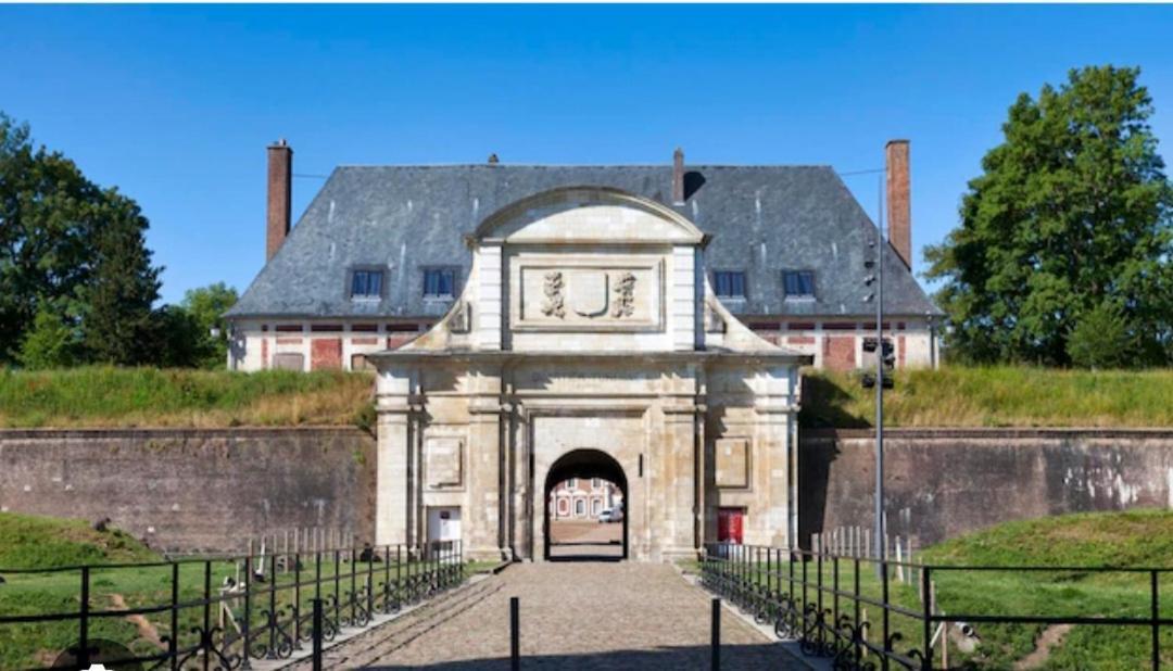 Entre Les Places, Spacieux Avec Parking Gratuit Arras Buitenkant foto